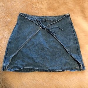 KENDALL & KYLIE : Blue denim faux wrap mini skirt